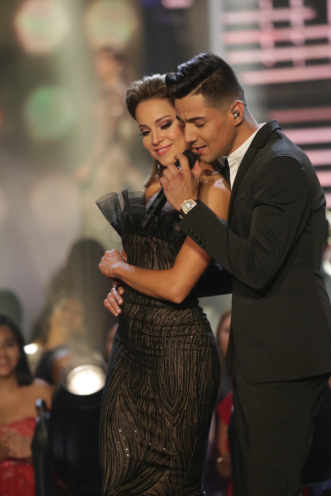 Con maravillosos diseños de Douglas Tapia las chicas deslumbraron en el desfile de alta costura.