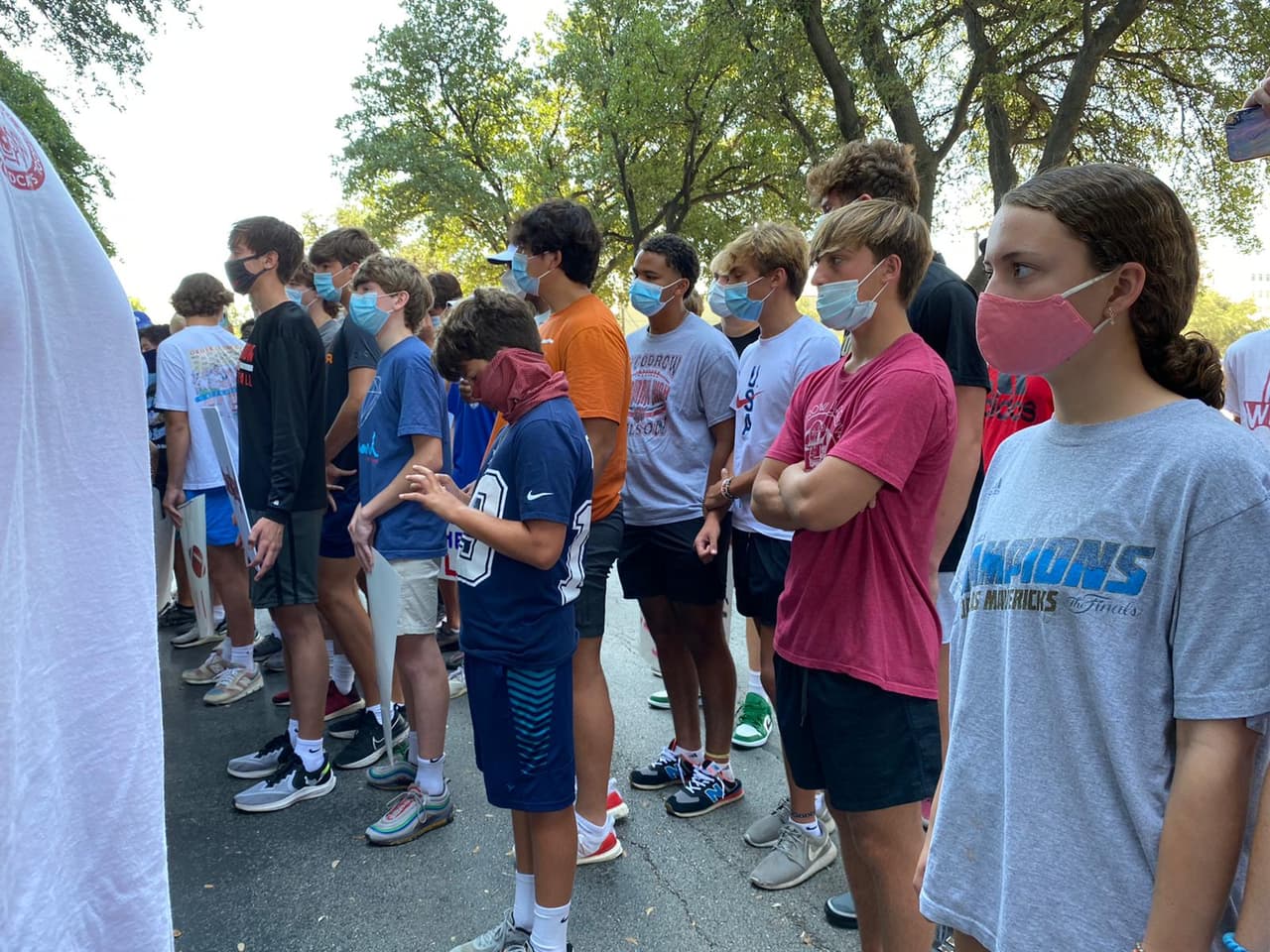 Los manifestantes piden que el Superintendente se retracte de su decisión y no suspenda las actividades extracurriculares. 
<br>