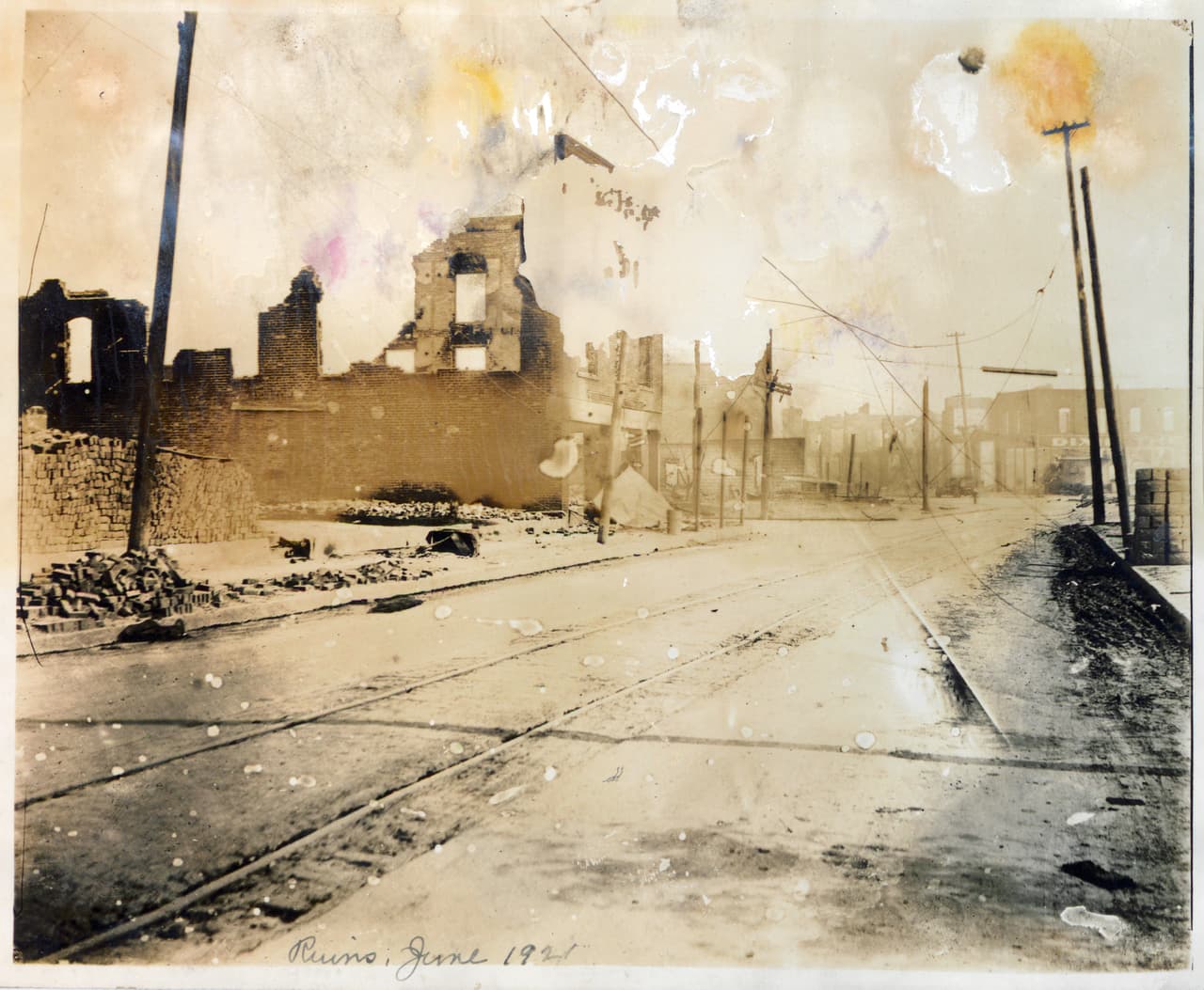 <b>Panorámica de la devastación.</b>
<br>
<br>Las autoridades todavía investigan el paradero de los cuerpos de muchas víctimas.
<br>