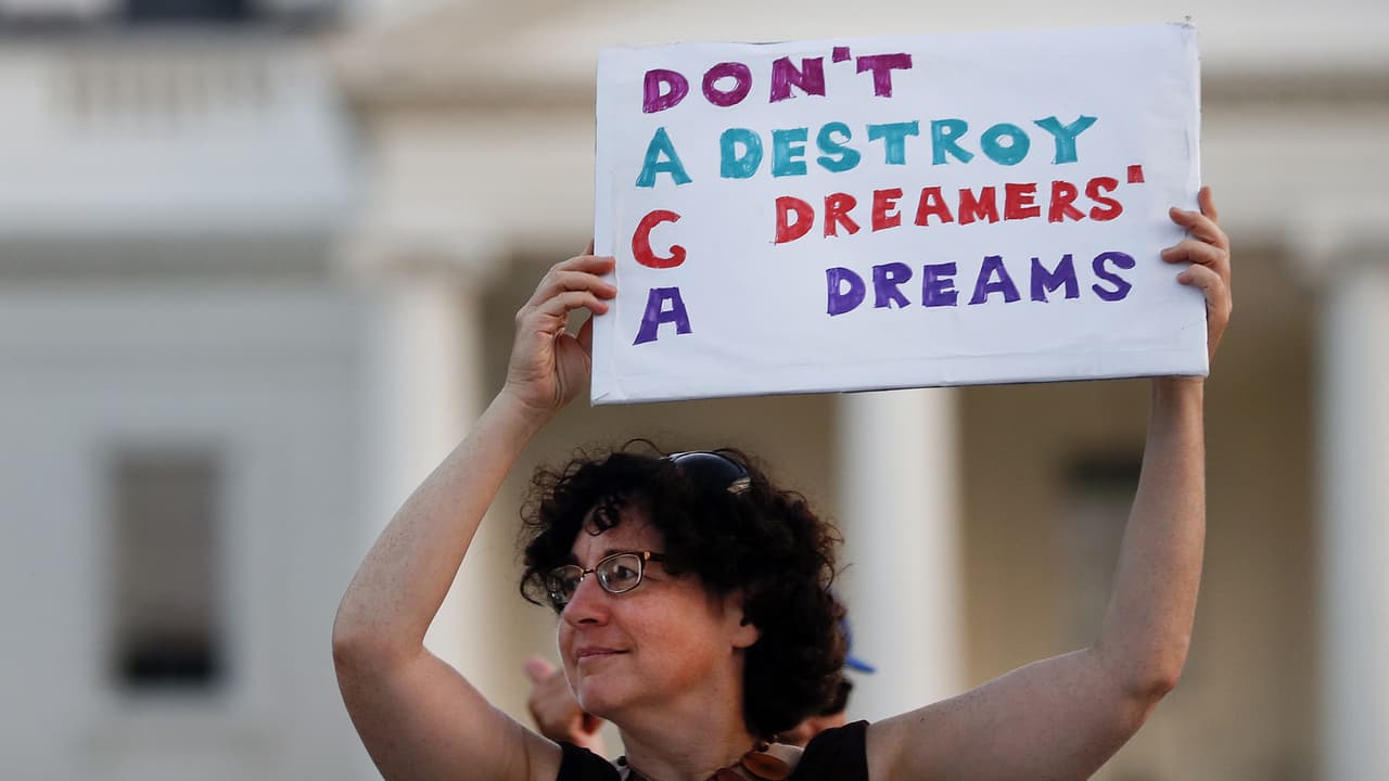 El servicio de inmigración avisa que la protección de los datos de los dreamers puede rescindirse en cualquier momento "sin previo aviso"