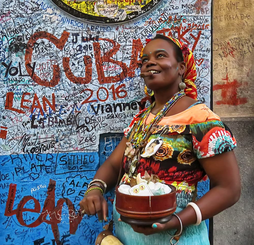Entre las múltiples combinaciones y deidades, podemos destacar algunas, como las cuentas blancas con azul, que están representando a Yemayá (tambíen conocida como Jemanjá), quien se sincretiza con la Virgen del Valle o de la Regla, y es la diosa de la fertilidad, maternidad y el mar.