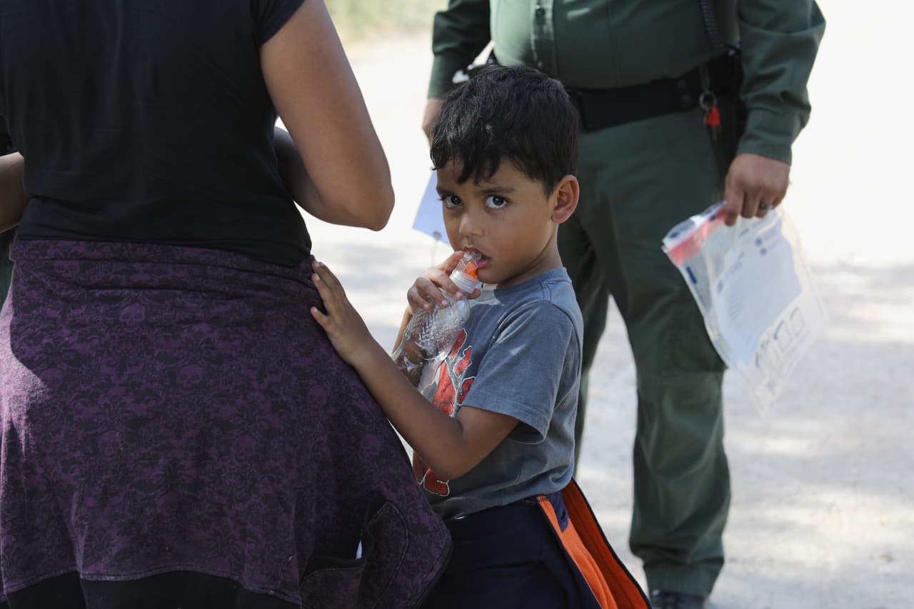 Según el actual procedimiento, 
<a href="https://www.univision.com/noticias/inmigracion/el-gobierno-de-trump-prepara-un-campamento-para-alojar-a-ninos-inmigrantes-en-texas">la separación ocurre cuando el progenitor o adulto al cuidado de un menor recibe un cargo criminal</a>. Los menores son enviados al cuidado del Departamento de Salud y Recursos Humanos (HHS), y serán llevados a albergues destinados a niños migrantes.