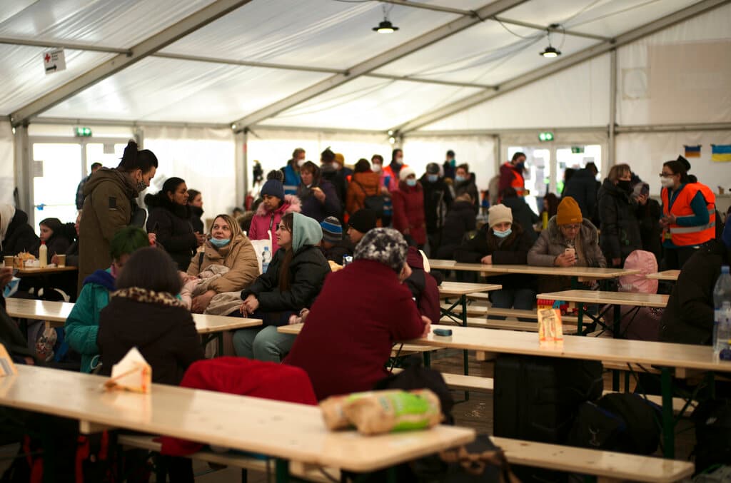 Berlín se ha convertido en la puerta de entrada número uno para decenas de miles de refugiados, con alrededor de 7500 llegando a la estación de tren todos los días. En la imagen, refugiados de Ucrania esperan en una carpa para ser transportados después de llegar a la estación.