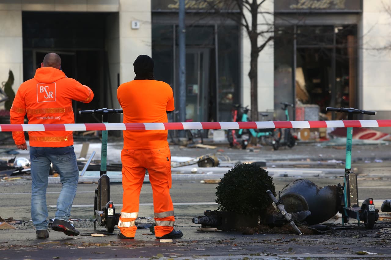 Los alrededores del complejo fueron acordonados y se utilizaron perros rastreadores para buscar posibles víctimas entre la devastación. En las fotos y vídeos que circularon por Internet el viernes, al parecer de huéspedes del hotel, se veían grandes daños en el acuario transparente, del que sólo quedaba en pie el marco.