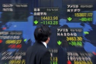 Bolsas de Asia se tiñen de rojo tras caída del petróleo