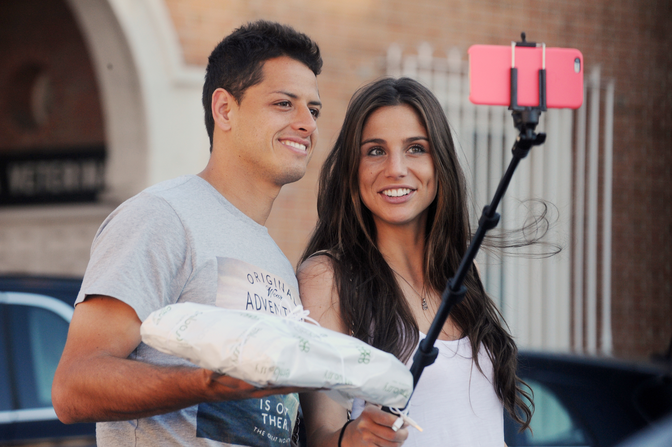 Javier ‘El Chicharito’ Hernández se la pasa divirtiéndose con su bella novia