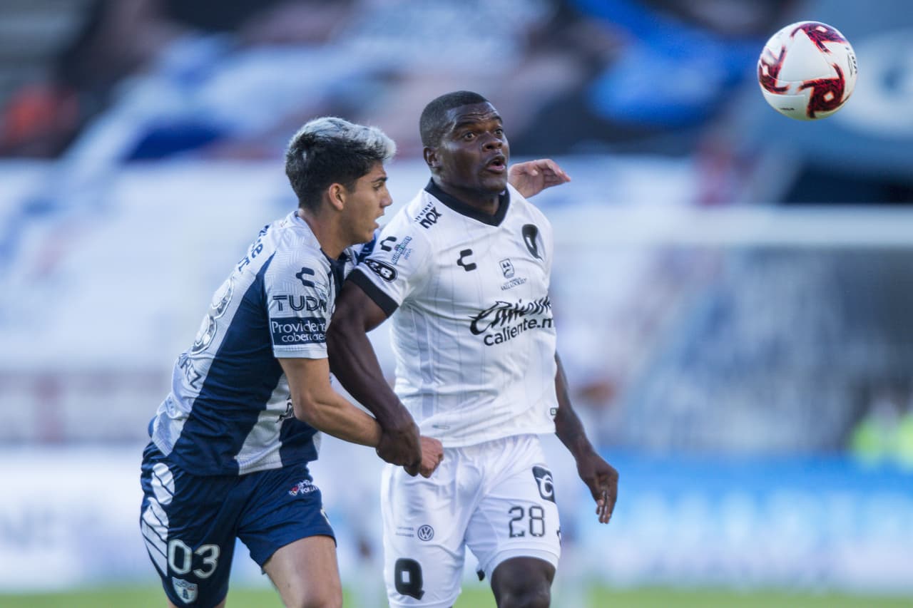 Pachuca aprovecha la superioridad numérica y el partido se comienza a jugar en el medio campo del Querétaro.