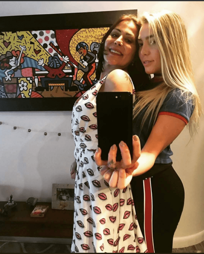 Alejandra Guzmán compartió esta fotografía al lado de su hija Frida Sofía, con quien vio el partido.