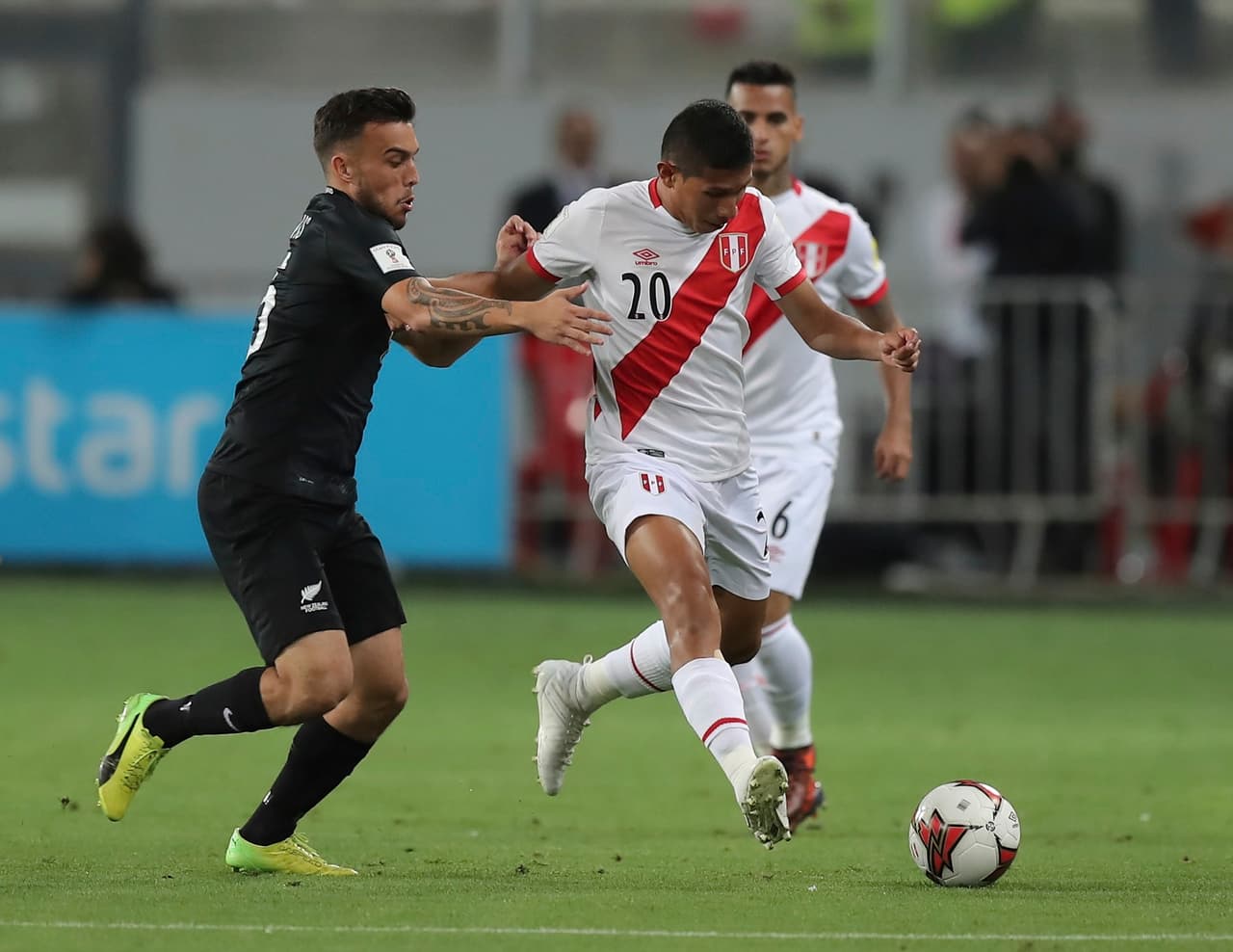 Perú tomó muy temprano el dominio del partido e incluso a los dos minutos de juego estrelló un remate en el horizontal.