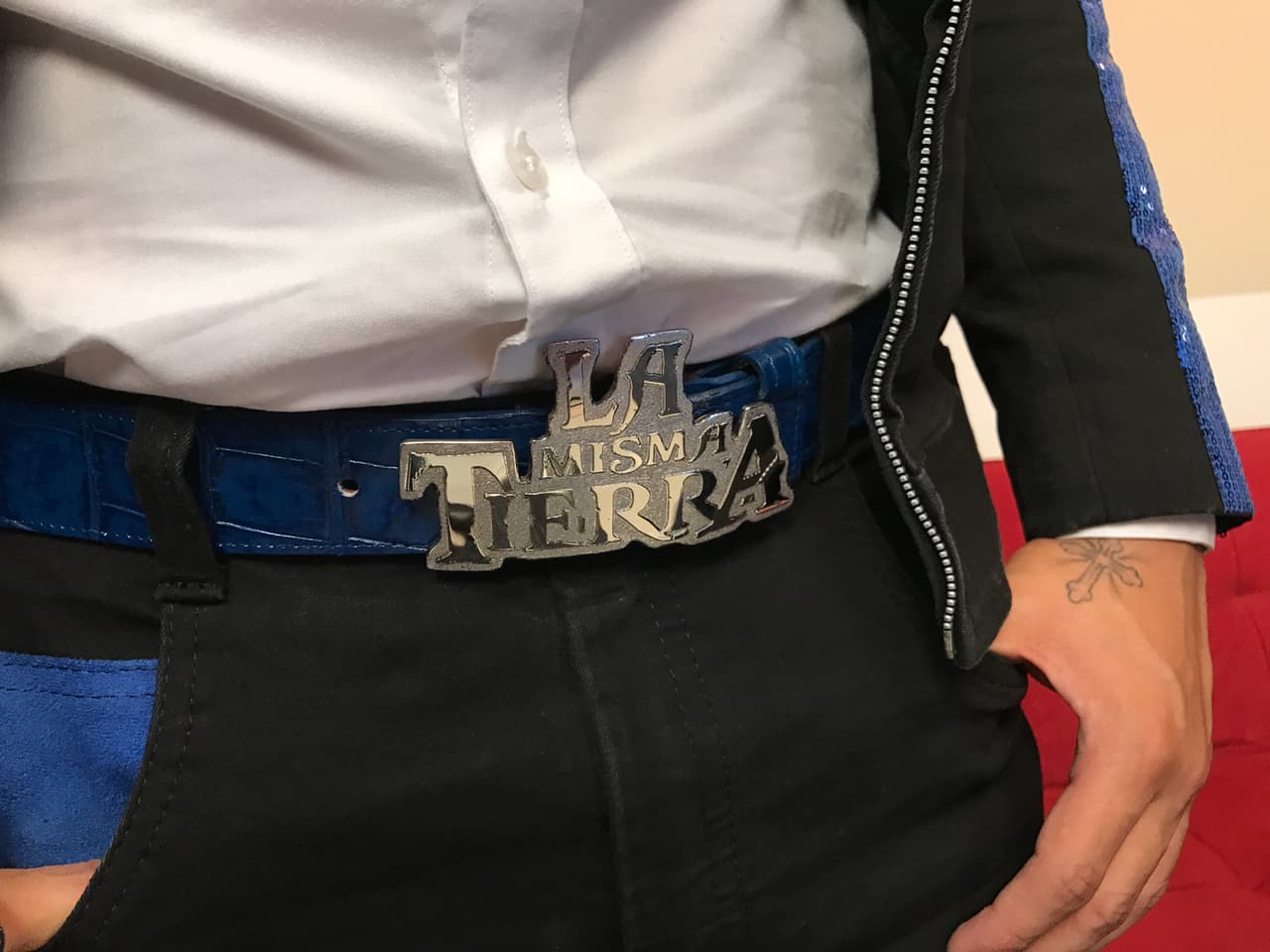 Las grandes hebillas de los integrantes de estos grupos son a la vez consecuencia e inspiración de esta cultura.