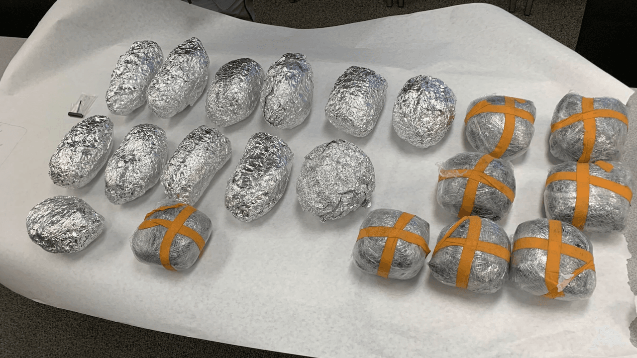 Juan José Cárdenas-Flores estuvo en la mira de autoridades, quienes recibieron información de un posible robo con violencia y actividades relacionadas con narcotráfico, dijo la Oficina del Sheriff del Condado de Travis. Luego de emitir unas órdenes de cateo, confiscaron 15.5 kilos de metanfetaminas y algunas armas de fuego.