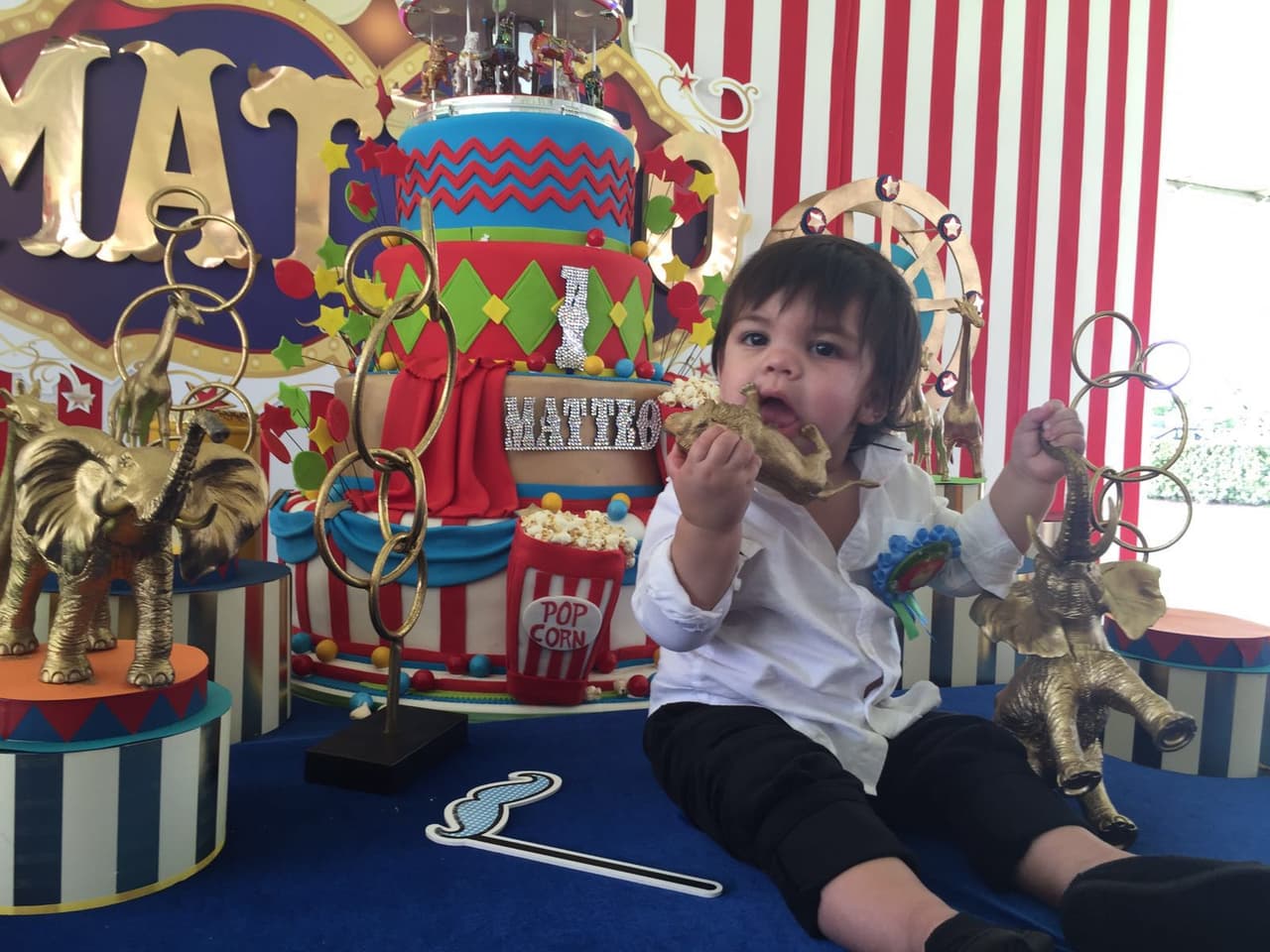 Nuestra primera reina celebró el primer cumpleaños del pequeño Matteo por todo lo alto con una divertida temática circense. Rodeados de amigos y familiares Alejandra y Aníbal lucieron felices junto a su hijo en una celebración que jamás olvidarán.