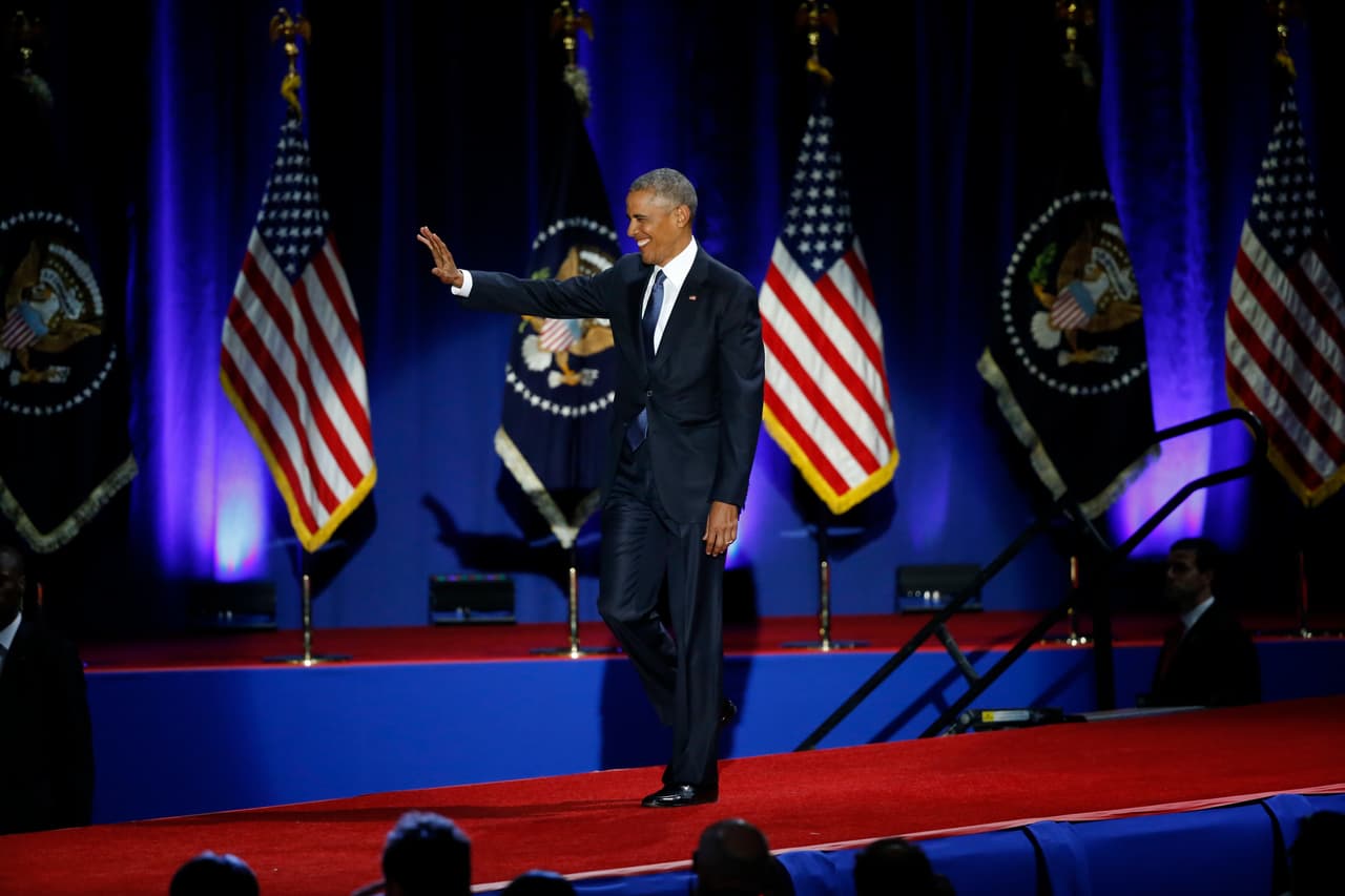 Barack Obama recorre el escenario del centro de convenciones de Chicago.