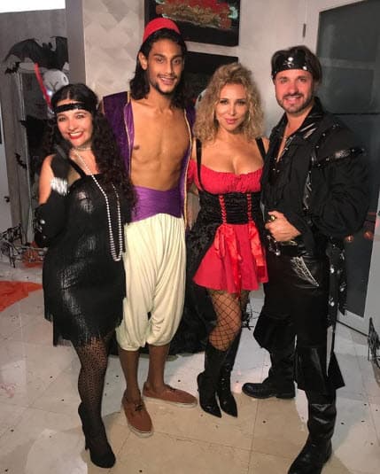 Al parecer Cristian Zuárez las prefiere rubias, o por lo menos con el pelo teñido de ese color, pues la argentina así lo lleva.