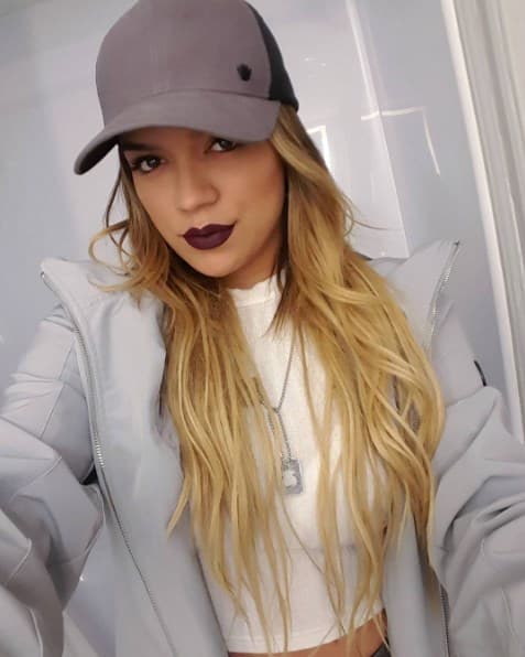 No necesitas hacerte una coleta, puedes aprovechar el cabello suelto y lucir así de genial.