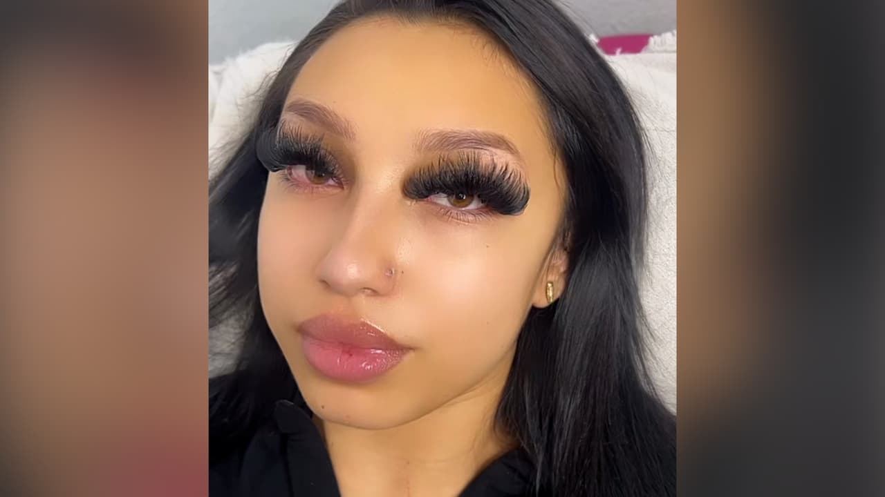 Paga $300 por pestañas postizas: seguidores aseguran que parecen escobas