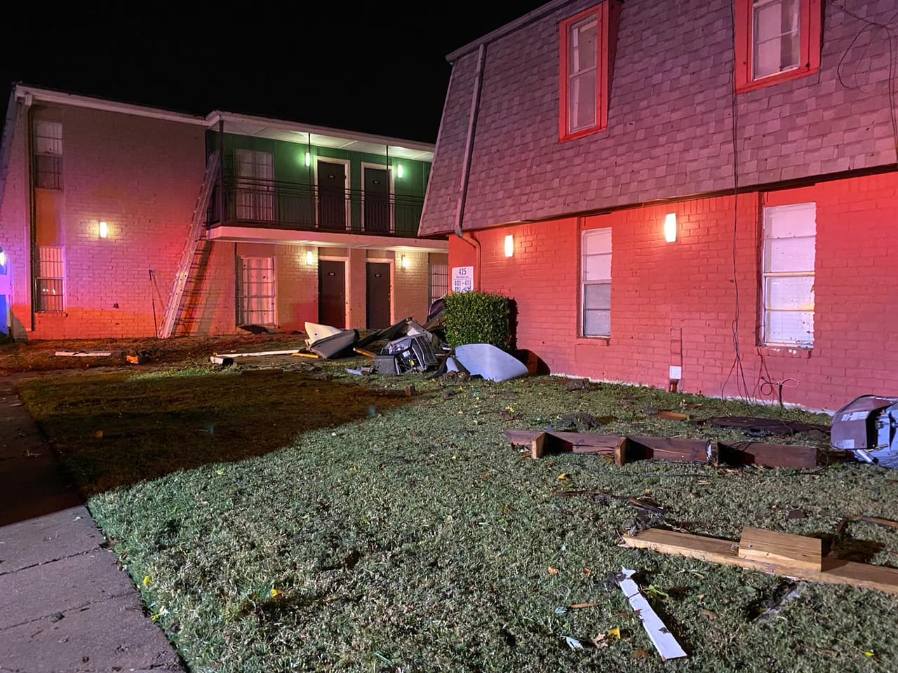 Las autoridades también confirmaron que en total tres complejos de apartamentos, dos complejos comerciales, una iglesia y una casa resultaron afectadas por este tornado.
<br>