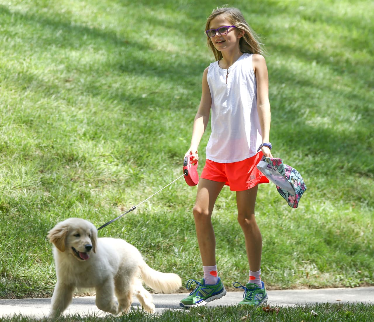 Pasearon por el parque con el perrito que su papá les regaló hace unas semanas.