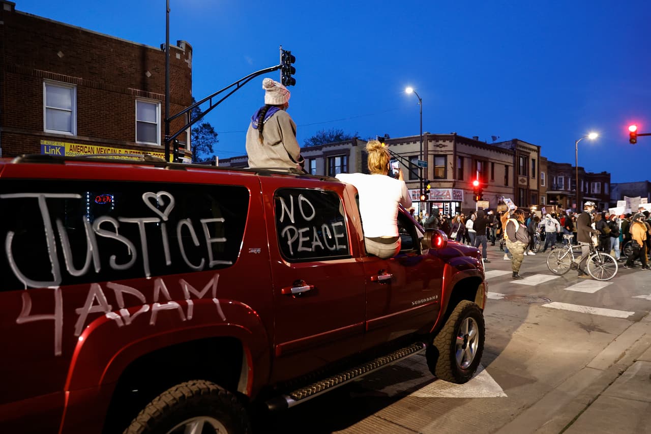 Desde que el video fue divulgado el jueves se han realizado manifestaciones, en su mayoría pacíficas, todos los días. En el vecindario Logan los manifestantes exigieron justicia en este caso de
<a href="https://www.univision.com/temas/abuso-policiaco">brutalidad policial</a>.