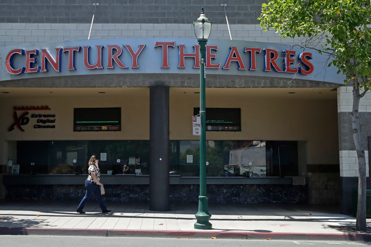 La industria del entretenimiento familiar es otra de las que volvió a sentir el golpe económico de los nuevos cierres originados por el aumento de casos de coronavirus en el estado, por lo que los pocos condados que habían abierto cines con medidas de distanciamiento social deberán volver a cerrarlos.