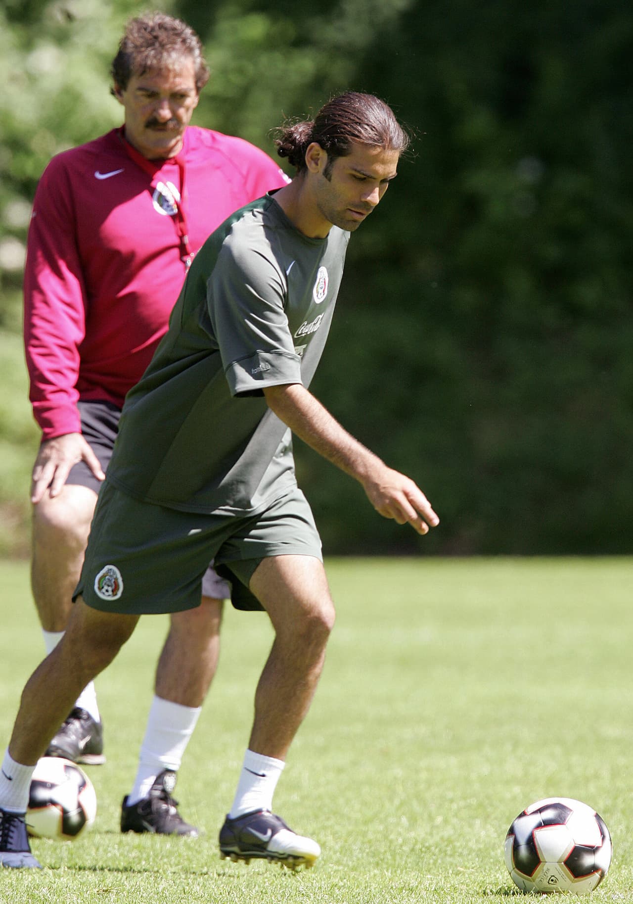 Mientras tanto, La Volpe preparaba a México con un sistema distinto al del Barcelona. El énfasis era generar fútbol saliendo jugando desde atrás. Pep buscó a La Volpe para intercambiar ideas y bautizó su salida como 'La Salida Lavolpiana'.