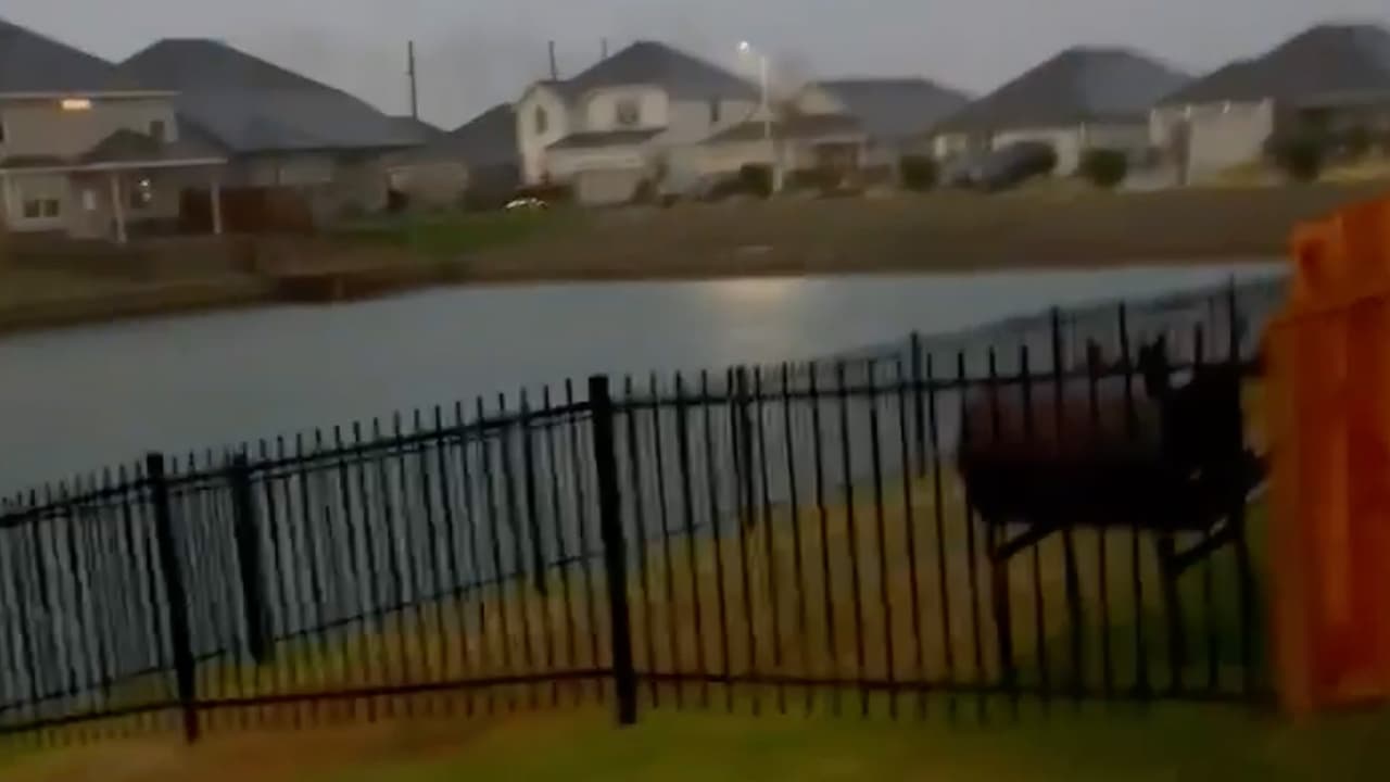 Eri B Snc, captó esta imagen en Morton Ranch entre el 99 y Katy Ford Bend, "se cayó el fence (cerca) de una comunidad en toda la avenida", indicó.