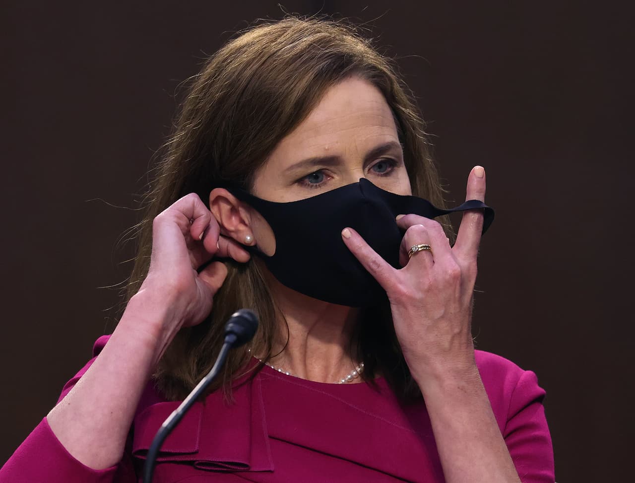 La jueza Amy Coney Barret llegó a la audiencia llevando una mascarilla negra para protegerse del contagio de covid-19. "Estoy deseando responder las preguntas del comité en los próximos días. Y, si soy lo suficientemente afortunada de recibir la confirmación, prometo al pueblo estadounidense cumplir mis obligaciones de manera fiel e imparcial como jueza de la Corte Suprema", aseguró Barrett a los senadores.