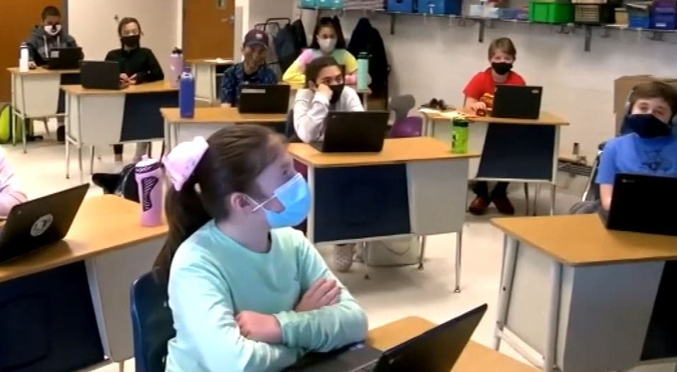 El superintendente del distrito escolar de Fort Worth dice que gracias a los protocolos de seguridad contra el Covid-19, el año pasado no tuvieron que cerrar ninguna escuela. Ellos piensan cumplir con los mismos protocolos este año escolar. Agrega, que aunque no pueden requerir el uso de mascarillas para este nuevo ciclo, sí quieren y recomiendan que todos los estudiantes, maestros y adultos las usen.