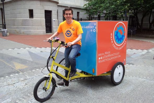 Gabriel Mandujano preparandose para su maratón que durará tres días a Washington DC donde tendrá la apertura de su nueva oficina de lavado de ropa.