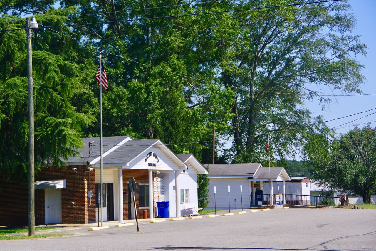 <b>Puesto 8. Gadsden, Alabama. </b>
<br>
<br>Salario promedio en 2019: 29,210 dólares al año. 
<br>
<br>Empleo con más concentración: ayudantes, trabajadores de producción (22.3 veces más común que en el resto del país).
<br>
<br>Salario promedio anual de estos empleados: 18,490 dólares (salario promedio nacional: 29,100).
<br>
<br>Esta área metropolitana tiene una proporción muy alta de fuerza laboral empleada en el sector manufacturero. Estos trabajos generalmente no requieren de mano de obra calificada y pagan salarios relativamente bajos.
<br>