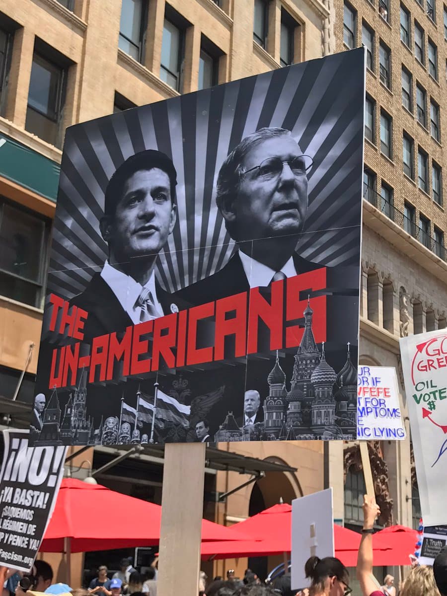 <b>"Los no-estadounidenses"</b>, dice el cartel con la imagen de los republicanos Paul Ryan y Mitch McConell escrito con la tipografía de la serie televisiva 'The Americans", que se trata de una pareja de espías soviéticos en un suburbio estadounidense.