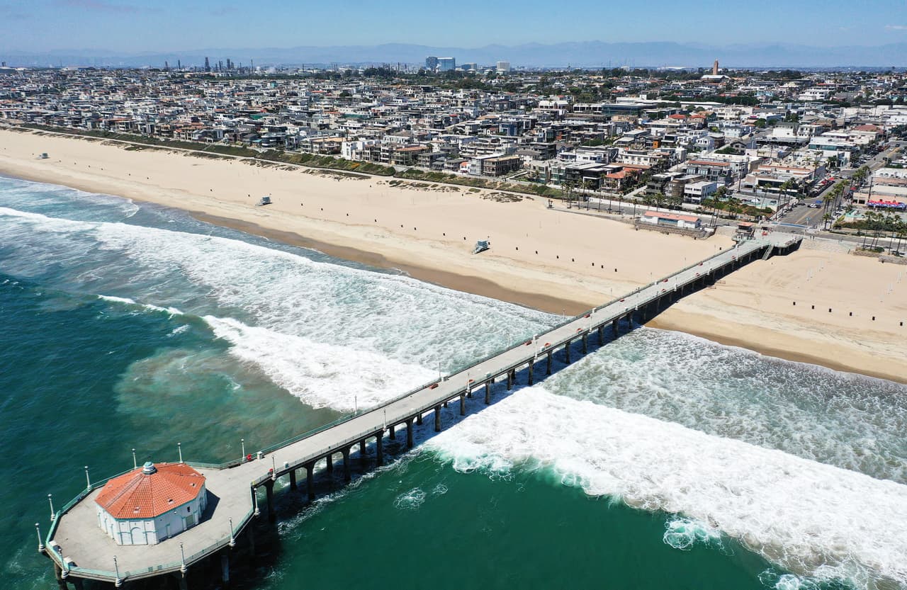 Las playas de California ahora son el indicador de la crisis del coronavirus en la región y han sido cerradas durante los feriados y en temporadas claves de la pandemia en el estado para controlar aglomeraciones y por ende riesgos de contagios de coronavirus.
