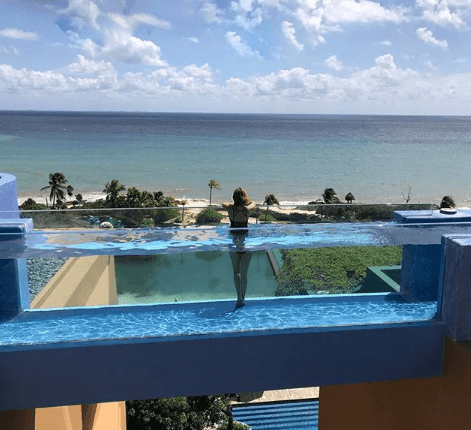 Desde la alberca con vista al mar, Karla aprovechó los rayos de sol y se relajó bajo el agua.