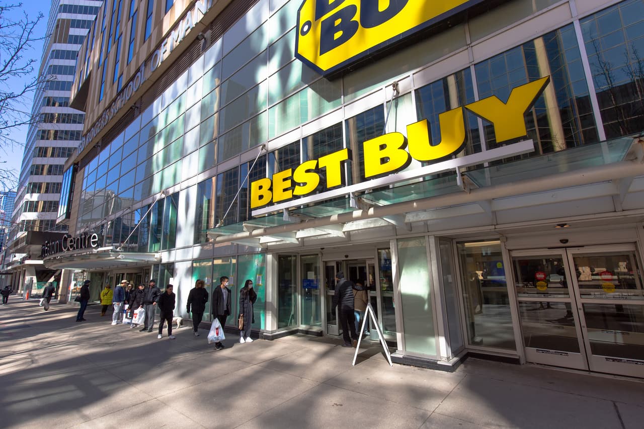 <b>Best Buy.</b>
<br>
<br>Esta empresa aumentó a 15 dólares por hora el salario mínimo en agosto de 2020. “El anuncio de hoy sobre este aumento refleja una evolución e inversión continuas en cómo compensamos a nuestros empleados de primera línea por su trabajo crítico”,
<a href="https://partners.bestbuy.com/-/updates-on-evolution-of-employee-pay-and-sales-performance"><u>dijo Corie Barry</u></a>, CEO de Best Buy, en un comunicado de la compañía.