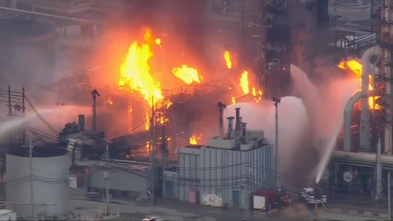 Un gran incendio se desata en una refinería en el sur de Filadelfia