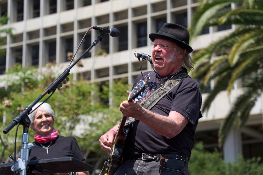 Los artistas y activistas
<b> Joan Baez y Neil Young</b> participaron en el evento en el parque Gloria Molina, en Los Ángeles.