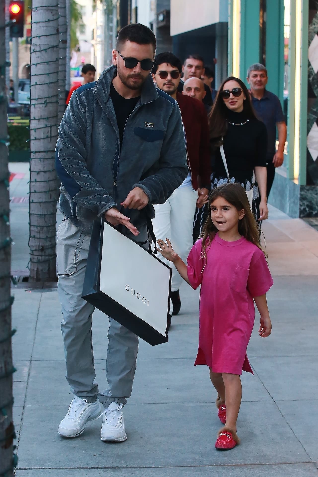 En las pasadas horas quien llamó la atención fue 
<b><a href="https://www.univision.com/famosos/kourtney-kardashian-presume-el-primer-corte-de-cabello-de-su-hija-y-ahora-se-ve-igual-a-su-tia-khloe-fotos">Penelope, hija de Kourtney Kardashian</a></b>, por los mocasines con los que regresó a la escuela.