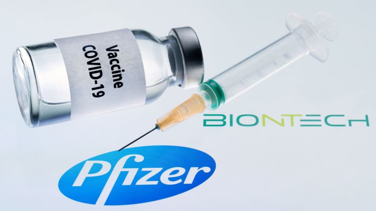 <a href="https://www.univision.com/noticias/salud/pfizer-vacuna-distribucion">La decisión</a> se produce un día después de que un panel de expertos votara a favor de usar la vacuna, ya que según sus conclusiones, los beneficios superan los riesgos. 
<a href="https://www.univision.com/noticias/salud/fda-aprueba-vacuna-de-pfizer-contra-el-covid-19"><b>Más información aquí</b></a>.