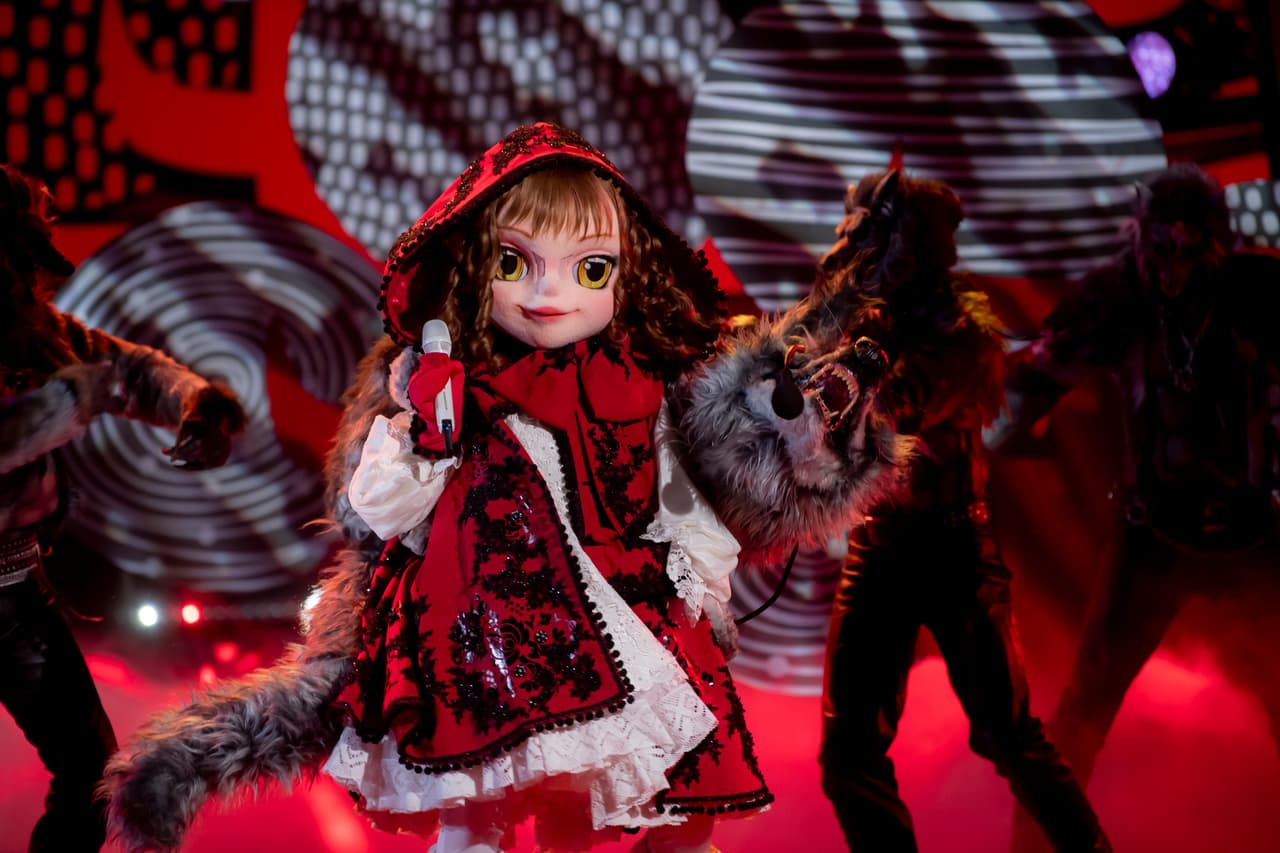 Caperuza se robó la mirada de todos pues no venía sola, sino que en su espalda traía a un lobo.