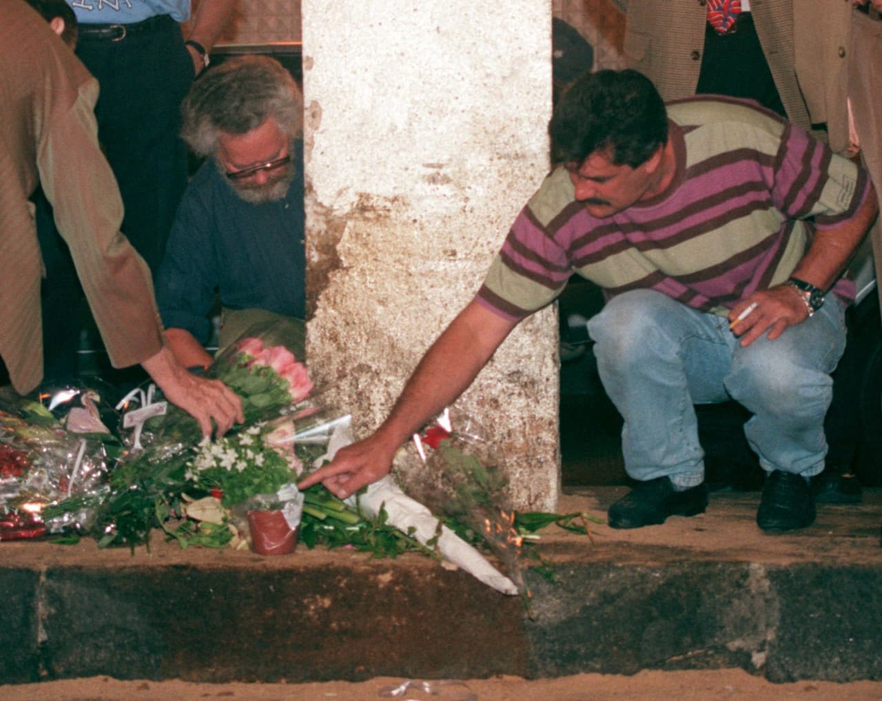 Muestras de afecto a Diana en el túnel bajo el Puente de las Almas, en París. La que fuera 'Princesa del Pueblo' sufrió una golpe en la cabeza, la rotura de un brazo y resultó seriamente herida en un muslo.