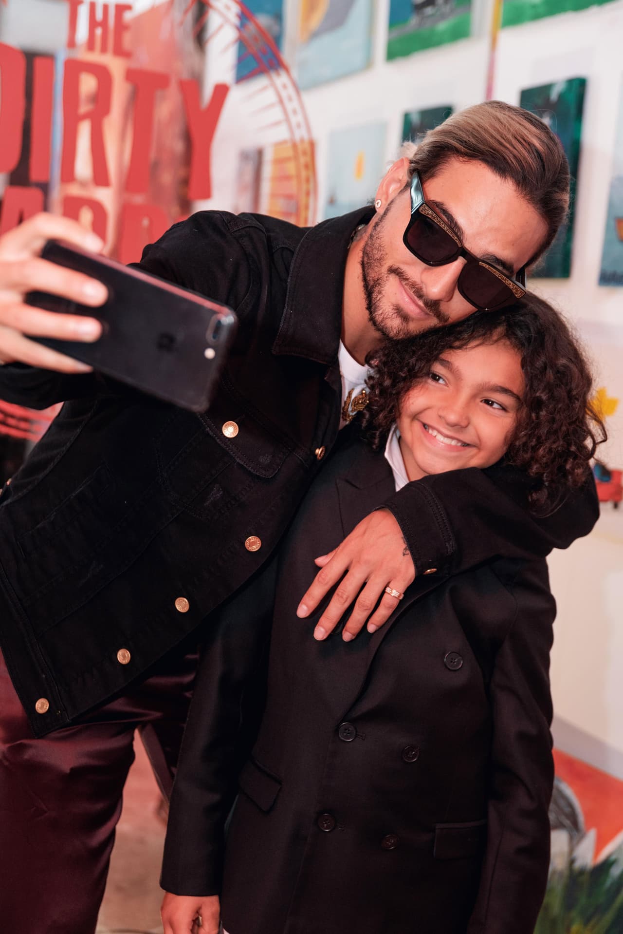 Y si es un consentidor con los niños, lo es más con sus seres queridos, prueba de ello fue el pasado viernes 7 de diciembre, cuando aprovechando que se encontraba en Miami, sorprendió a su sobrino Romeo Arias, quien a sus 9 años expuso algunos dibujos en 'Dirty Rabbit', una importante galería de arte de esta ciudad.