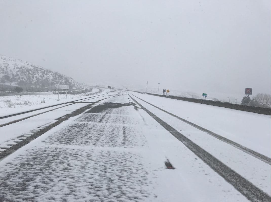 Así reportó Caltrans, el cierre de la vía en Parker Road en Castaic a Grapevine Road, debido a las fuertes condiciones de nieve. La reapertura no fue determinada. Rutas alternas: #BeWorkZoneAlert