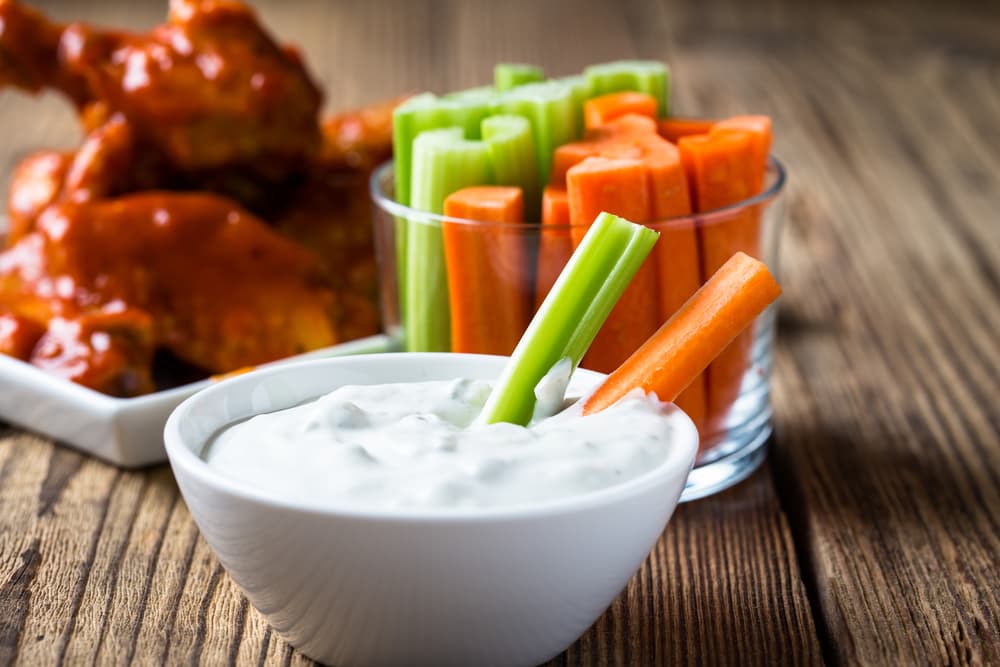 Para hacer el aderezo solo mezcla todos los ingredientes en un tazón, pero es mejor que dejes el queso hasta el último. Cuando lo integres, mezcla todo bien y cúbrelo con un plástico. Deja que repose en el refrigerador al menos una hora. Ahora solo acompaña con rebanas de apio, zanahoria y pepinos.