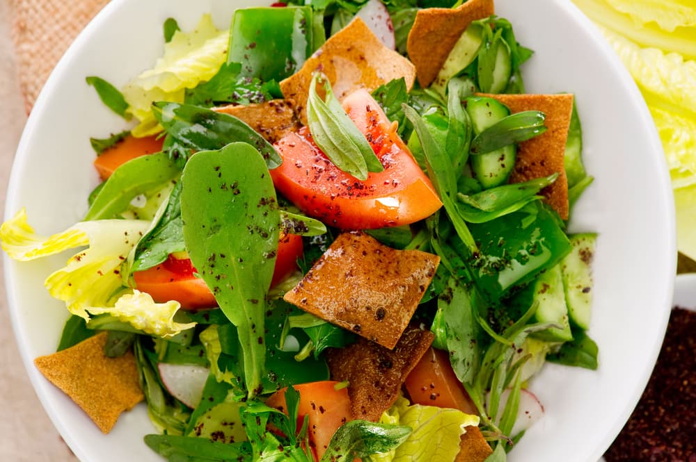 Ensalada de jícama. Pimiento rojo, pimiento verde, cebolla roja, cilantro y jícama es lo que necesitarás para entregar a tus amigos una ensalada picosita y única. Recuerda que las ensaladas son buenas como botanas ya que son saludables y de fácil preparar.