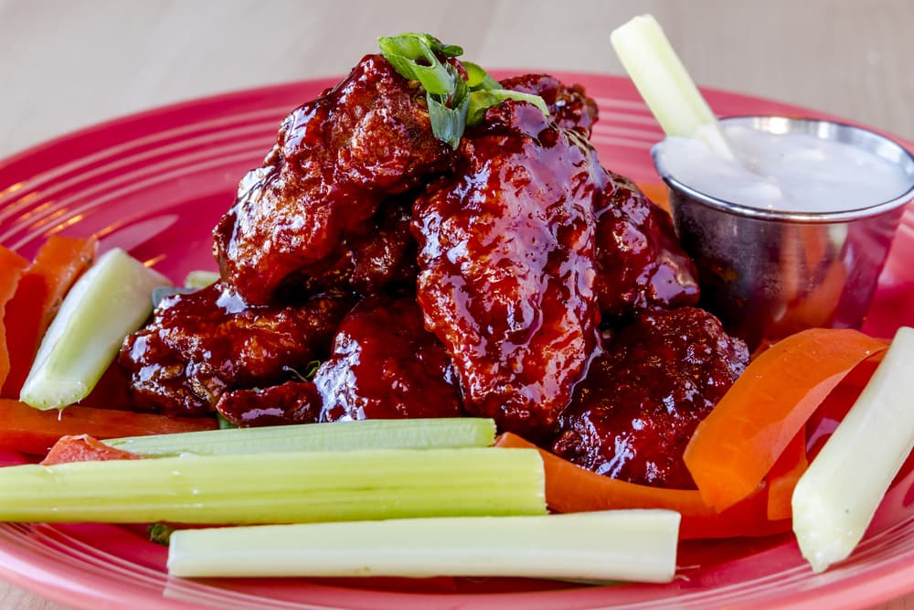 La preparación comienza acomodando en una bandeja papel encerado. Seca con cuidado las alitas con servilletas de papel. Coloca 1/3 de las alitas en un tazón grande, espolvorea con 1 cucharadita de polvo de hornear y 1 cucharadita de sal y mezcla hasta que estén cubiertas de manera uniforme. Coloca sobre una rejilla, y deja un pequeño espacio entre cada una. Después debes repetir la operación hasta que todas las alitas queden iguales.