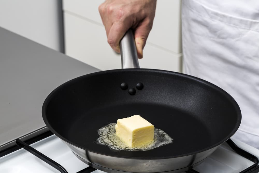 En una olla derrite la mantequilla y agrega la harina. Cocina por 2 minutos a fuego moderado, después añade la leche. Cuando la mezcla burbujee, añade el queso con una cuchara de madera.
