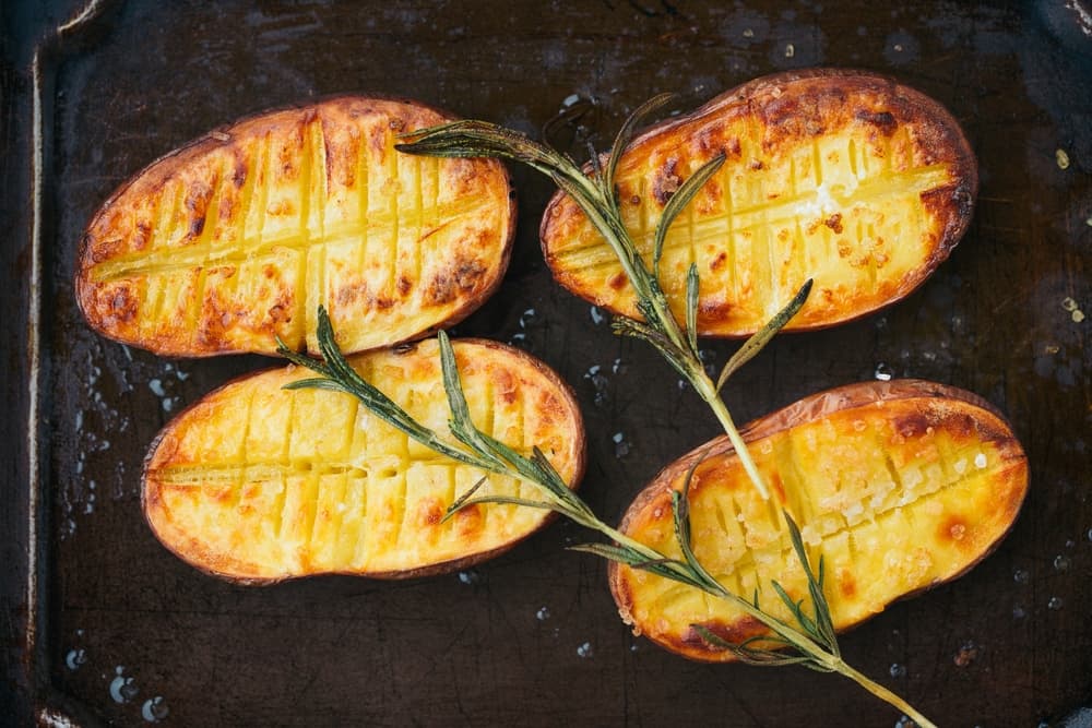 Cáscaras de papa. Sal de las botanas más comunes y prepara una botana diferente, además es muy fácil de preparar. Los ingredientes que necesitas son 6 papas de tamaño medio, aceite de canola, sal y pimienta recién molida, aceite de oliva, 6 tiras de tocino.