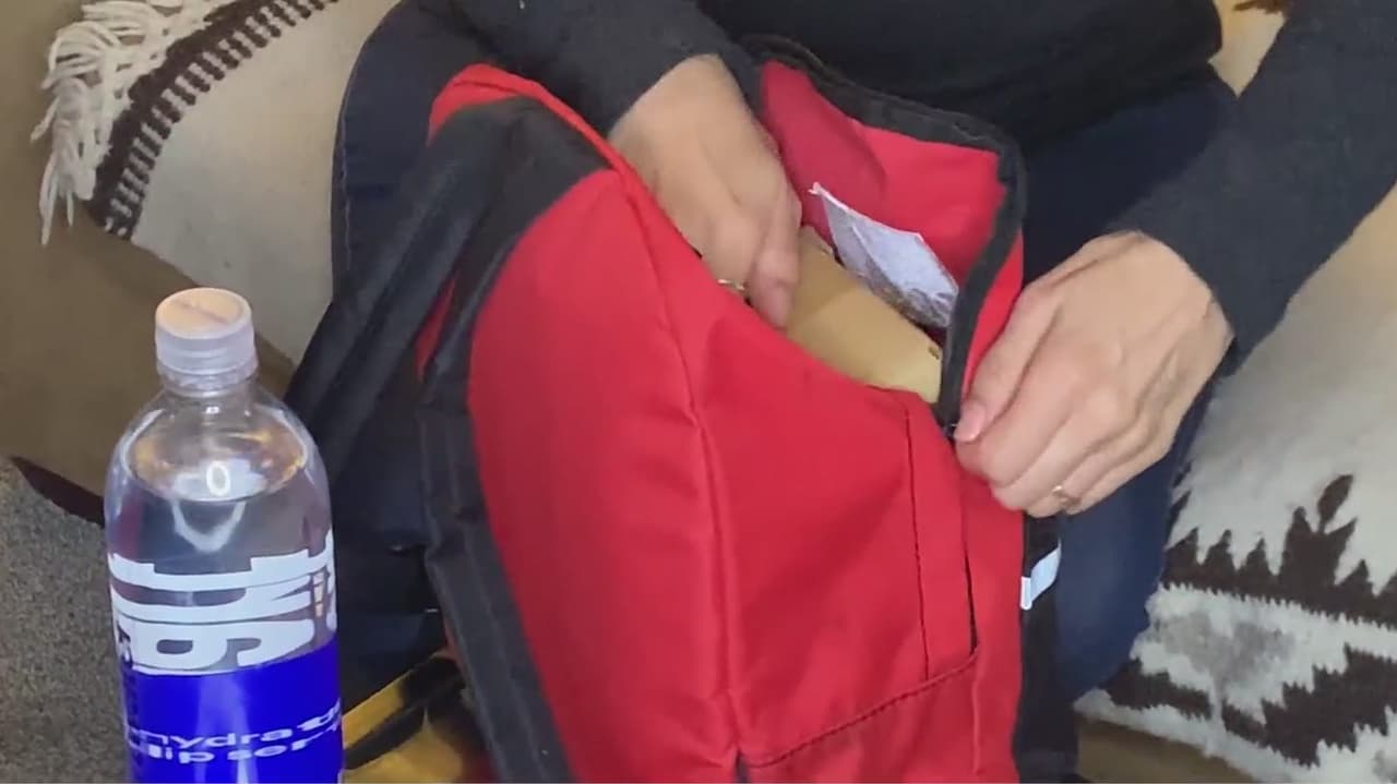 Además de incluir agua embotellada, medicamentos y alimentos no perecederos, el Servicio Meteorológico Nacional recomienda contar con una bolsa con documentos importantes como pólizas de seguro.