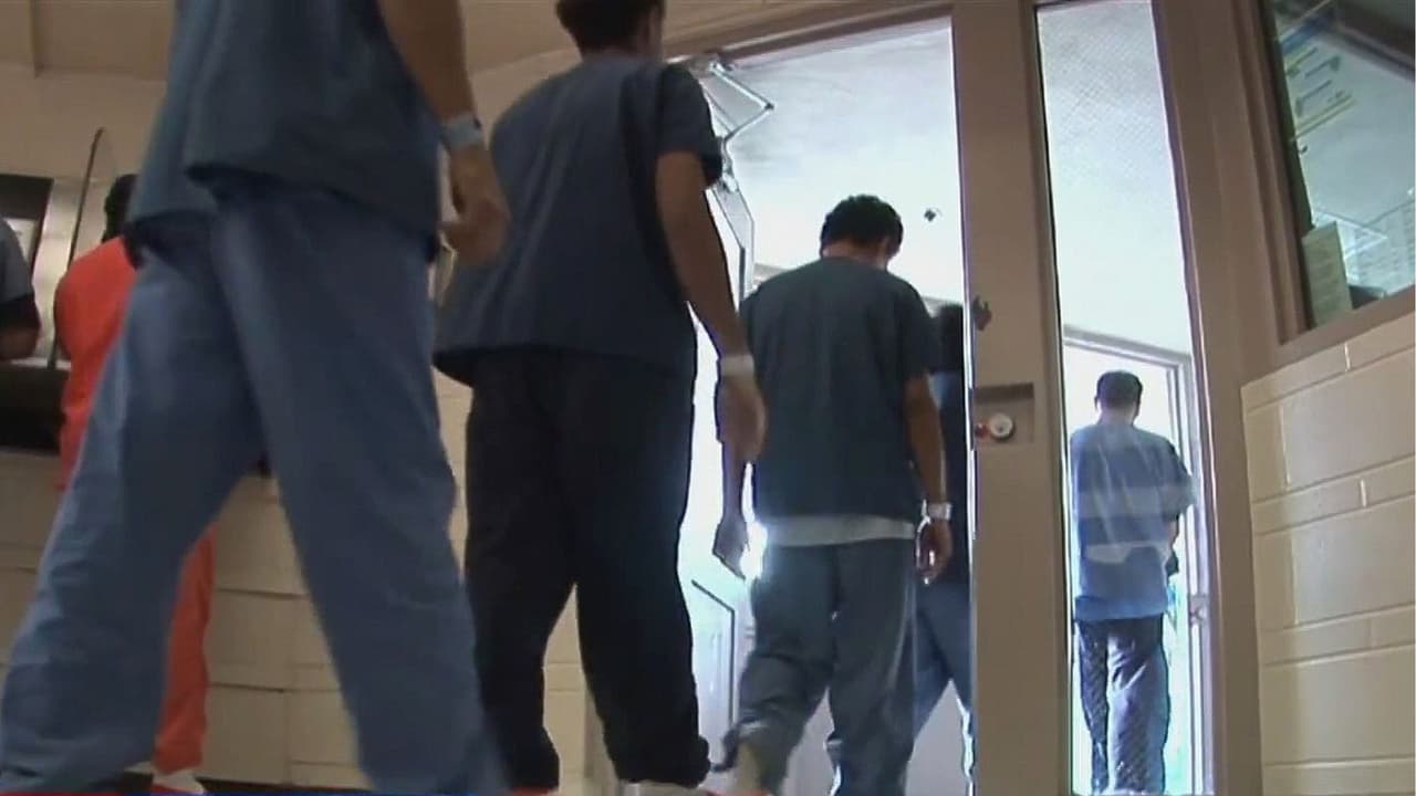 Avanza proyecto de ley en California para limitar precios abusivos en centros de detención ICE: ¿De qué se trata?