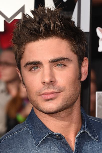 Aunque Zac Efron prefiere que su barba apenas se marque dejándola de un día a dos, eso no lo hace menos sexy.